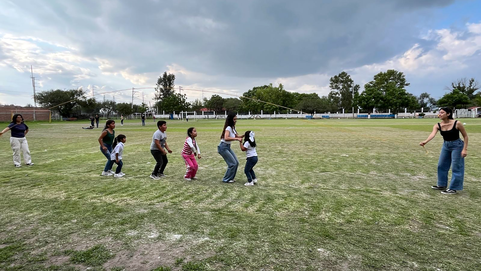 students playing jumprope