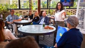 María G. Rendón leads a lecture at Mercado González Northgate Market
